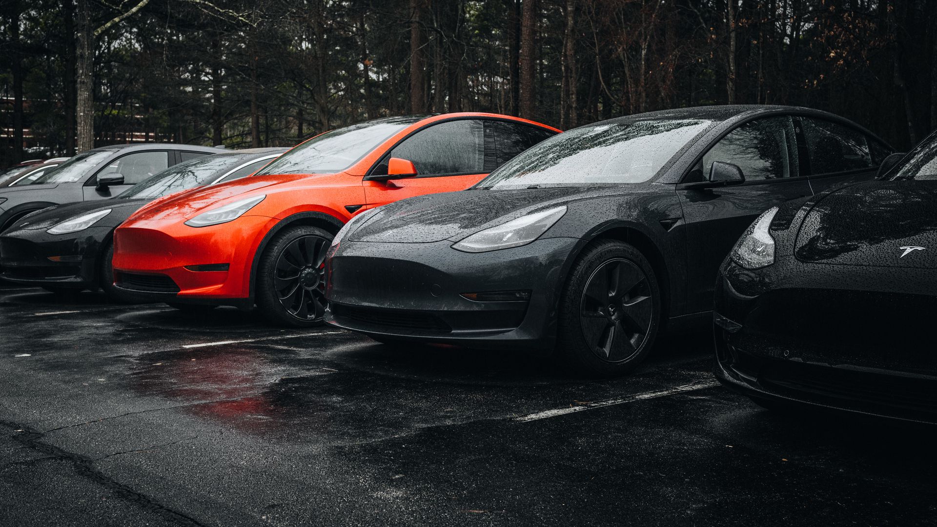 Автомобили Tesla на парковке